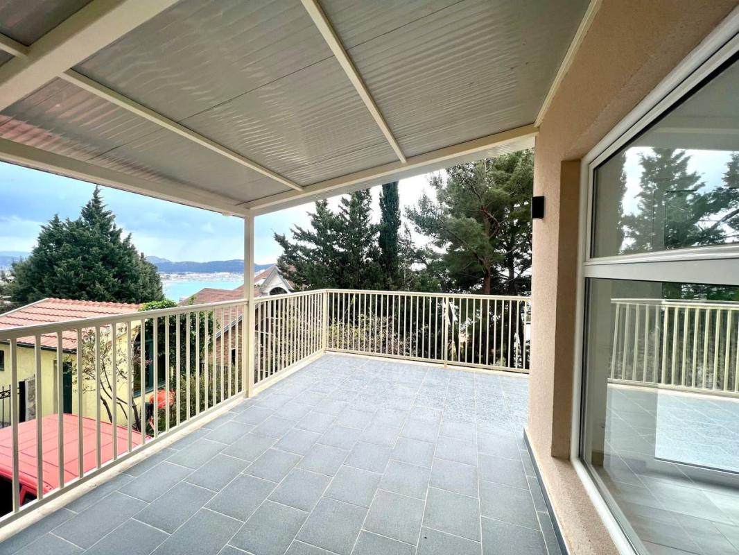 For sale a two-storey house of over 135 m2 with garage and sea view, Bar