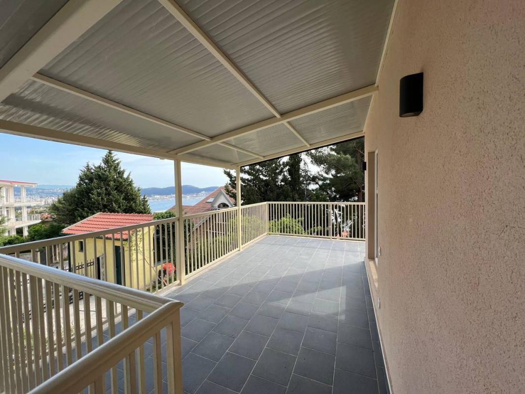 For sale a two-storey house of over 135 m2 with garage and sea view, Bar