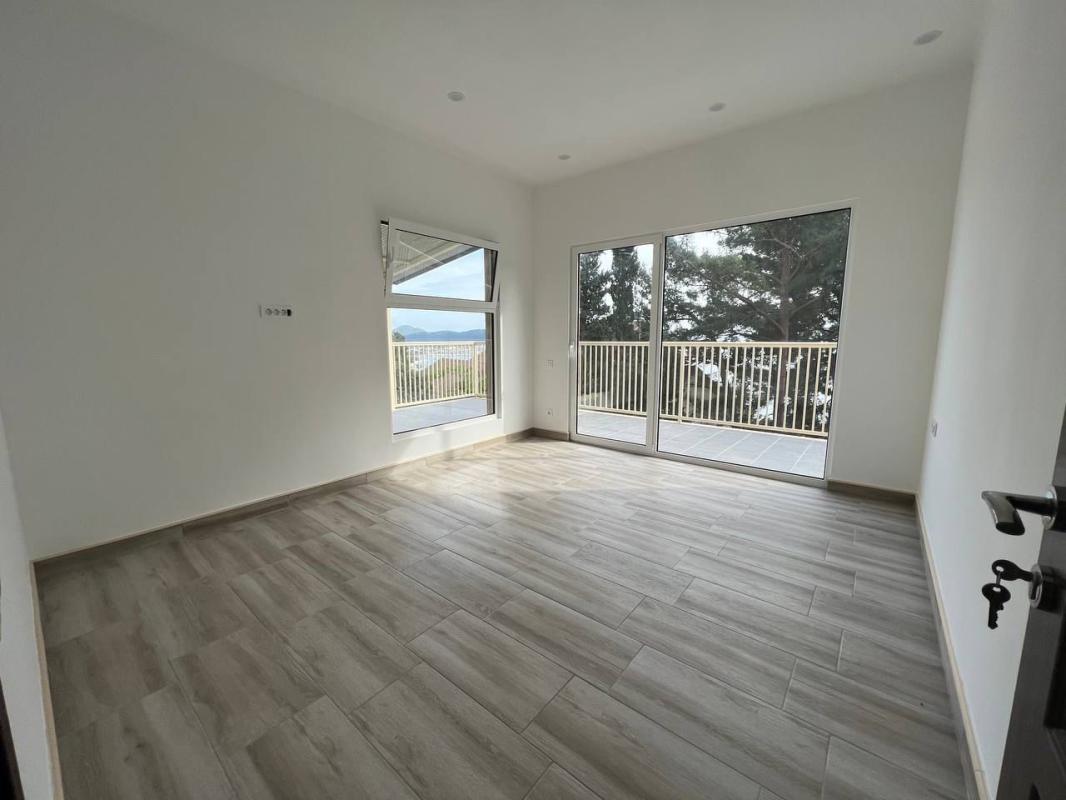For sale a two-storey house of over 135 m2 with garage and sea view, Bar