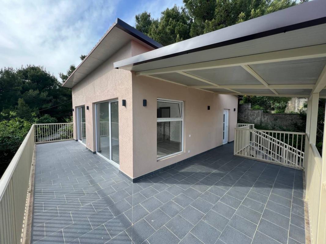 For sale a two-storey house of over 135 m2 with garage and sea view, Bar