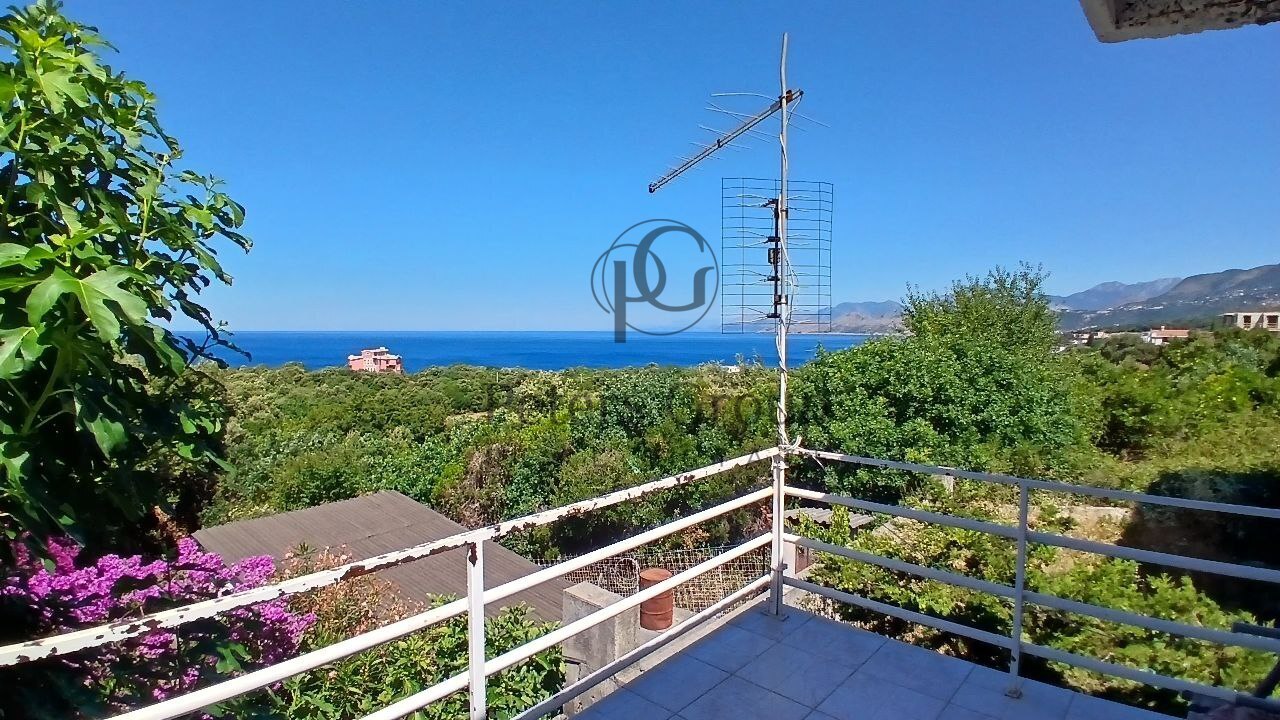 For sale: House with panoramic terrace near the sea in the resort village of Utjeha