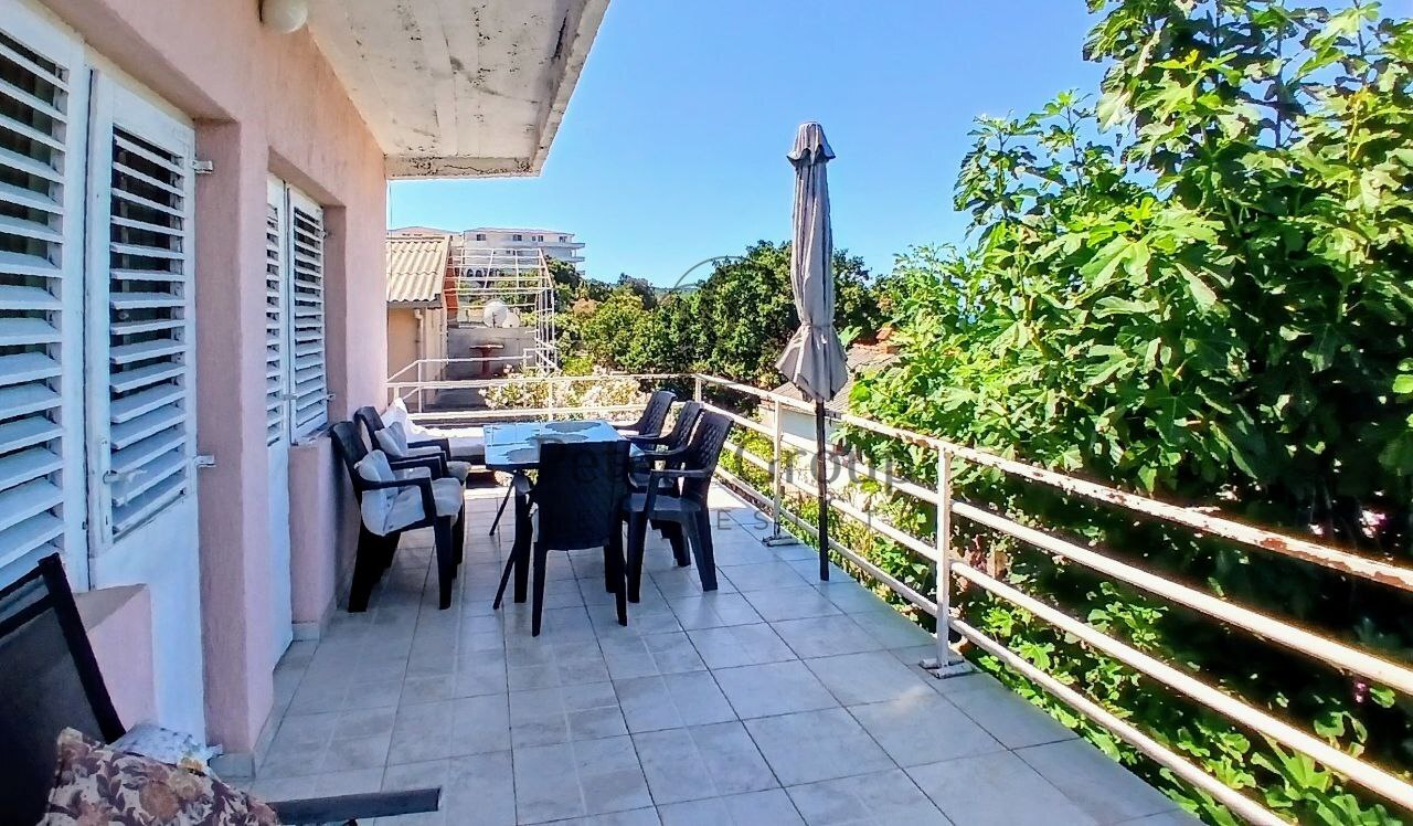 For sale: House with panoramic terrace near the sea in the resort village of Utjeha
