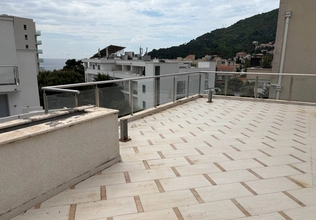 Prodaje se luksuzni penthaus sa 3 spavaće sobe, Petrovac, panoramski pogled