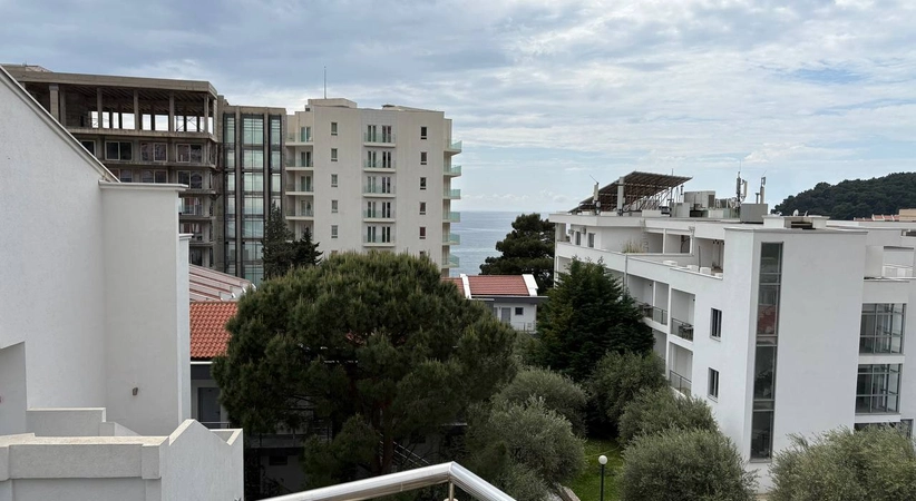 Prodaje se luksuzni penthaus sa 3 spavaće sobe, Petrovac, panoramski pogled