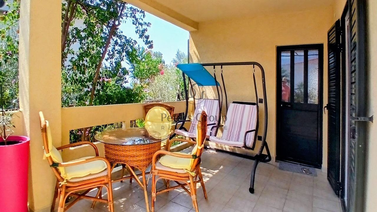 For sale: the first floor of a legal villa with land and all city utilities, located in a resort ar