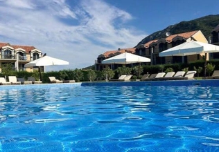 Iznajmljuje se kuća u nizu sa četiri spavaće sobe, Lastva Grbaljska