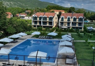 Iznajmljuje se kuća u nizu sa četiri spavaće sobe, Lastva Grbaljska