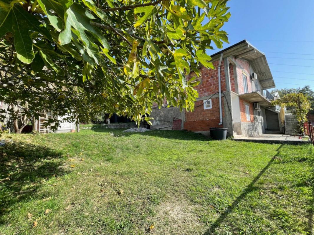 Half of a 95m2 house with sea view in Sutomore
