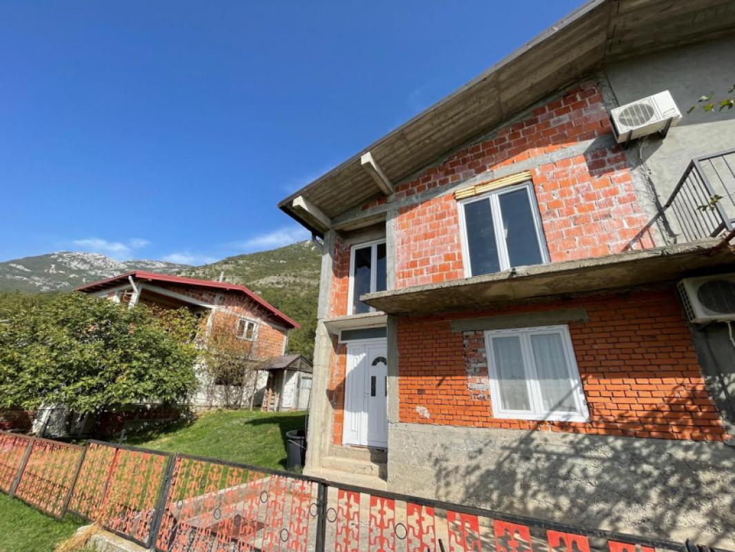 Half of a 95m2 house with sea view in Sutomore