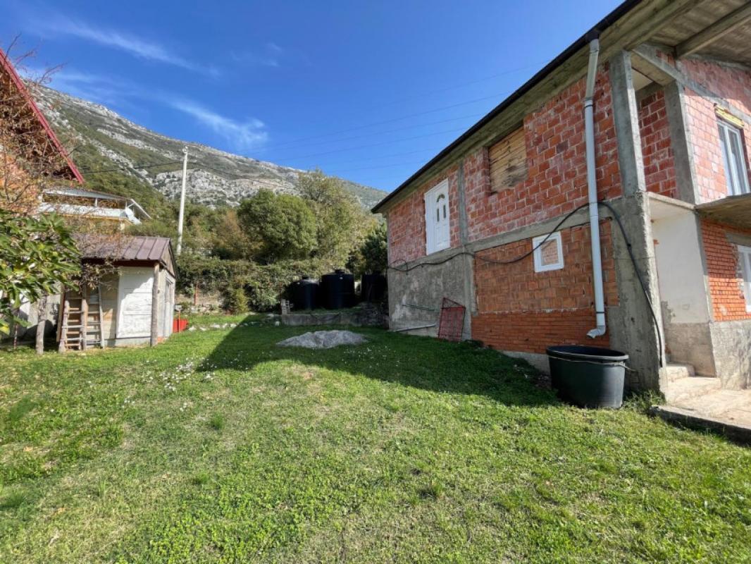 Half of a 95m2 house with sea view in Sutomore