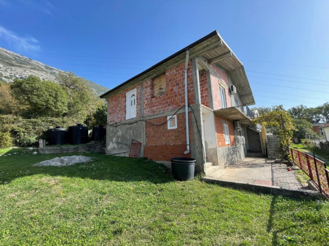 Half of a 95m2 house with sea view in Sutomore