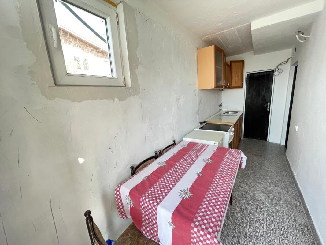 Half of a 95m2 house with sea view in Sutomore