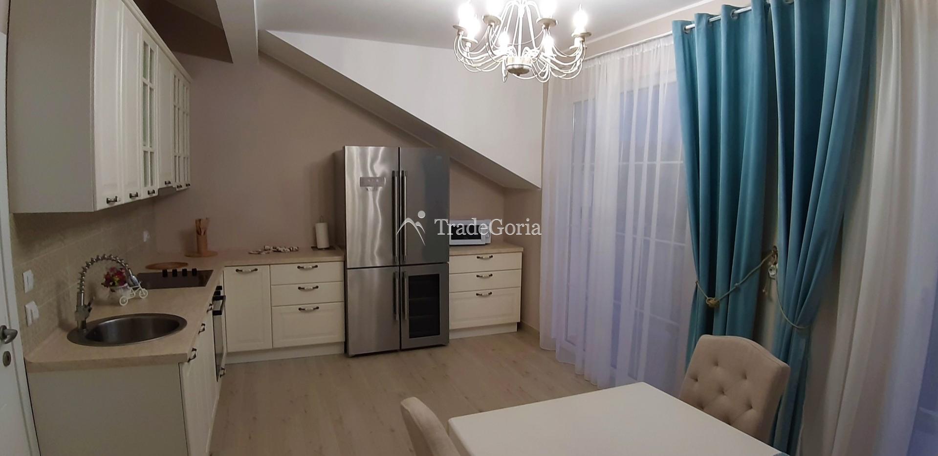 Herceg Novi. Warme 3. Wohnung in einem neuen Gebäude.
