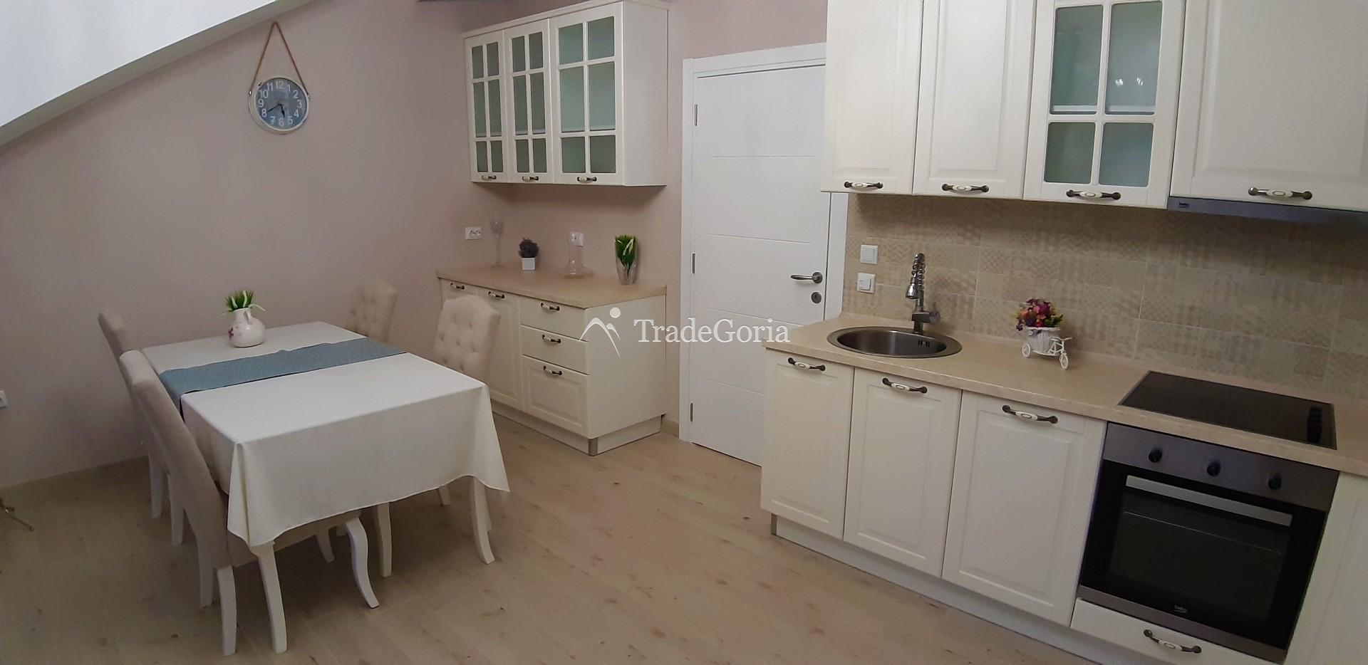Herceg Novi. Warme 3. Wohnung in einem neuen Gebäude.