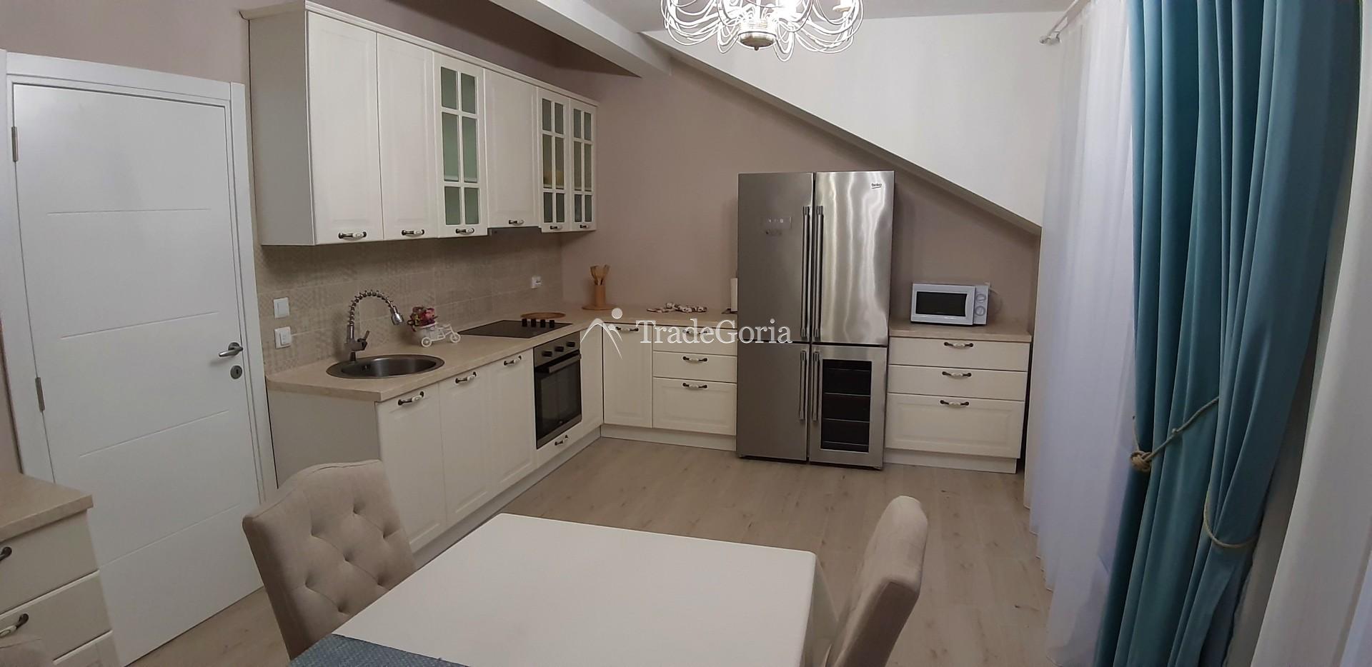 Herceg Novi. Warme 3. Wohnung in einem neuen Gebäude.