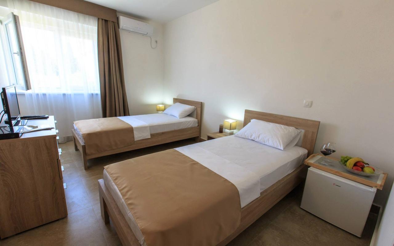 Hotel na prodaju pored mora u Sutomoru