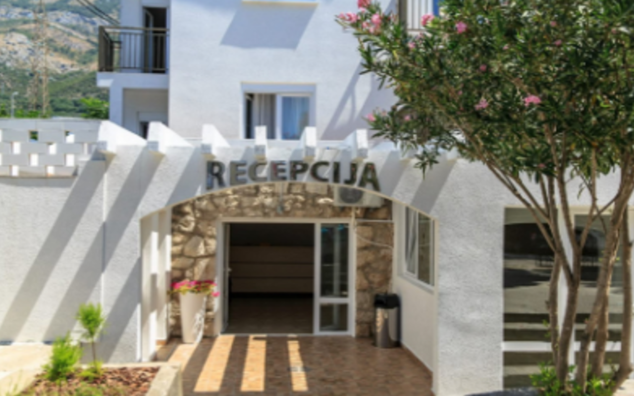 Hotel na prodaju pored mora u Sutomoru
