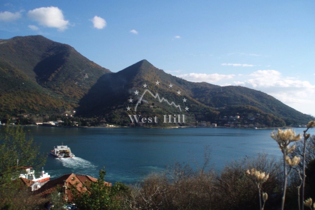 House for renovation near the sea in Boka Bay, Kamenari