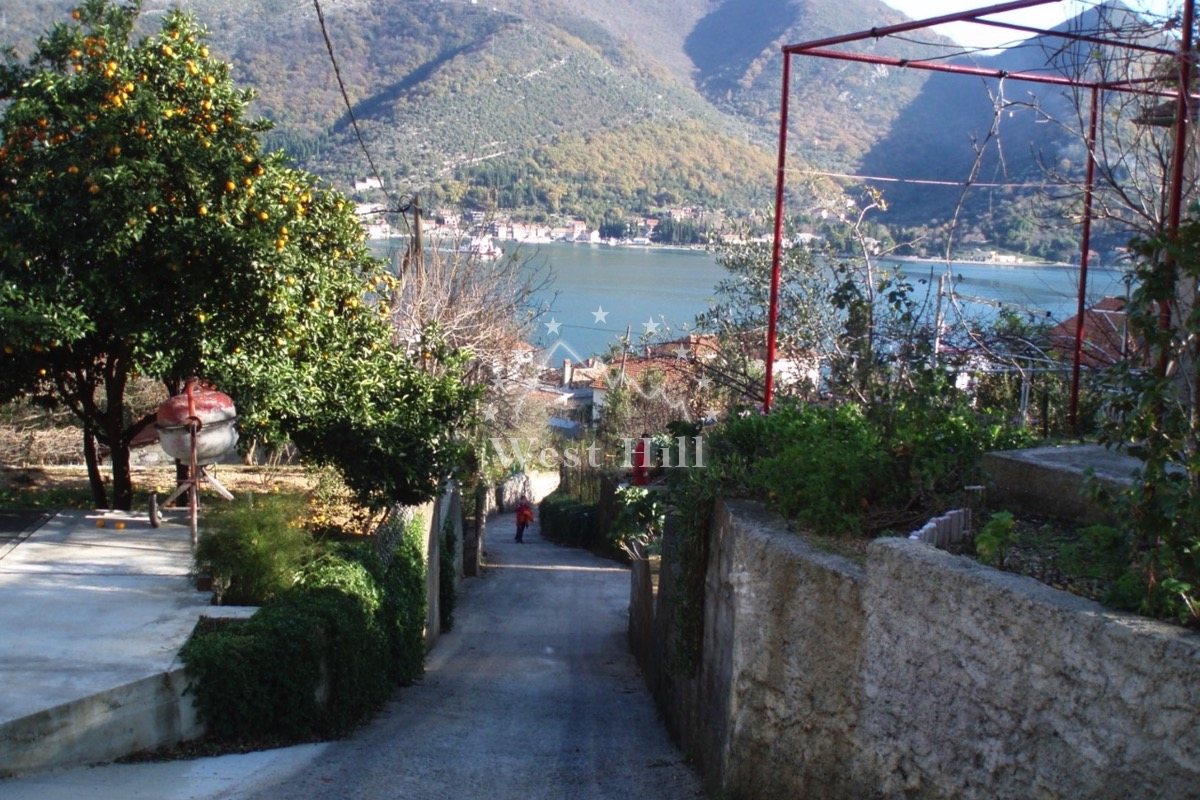House for renovation near the sea in Boka Bay, Kamenari