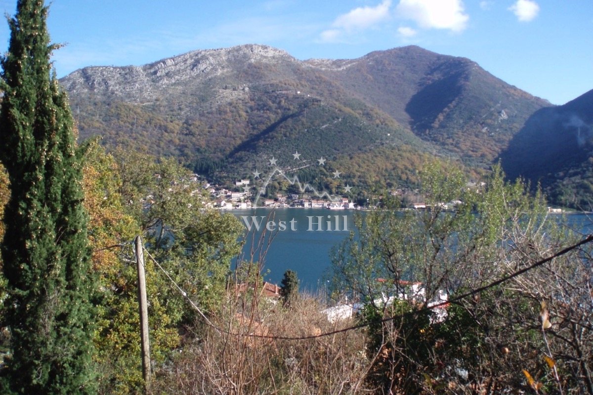 House for renovation near the sea in Boka Bay, Kamenari