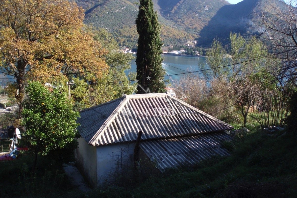 House for renovation near the sea in Boka Bay, Kamenari