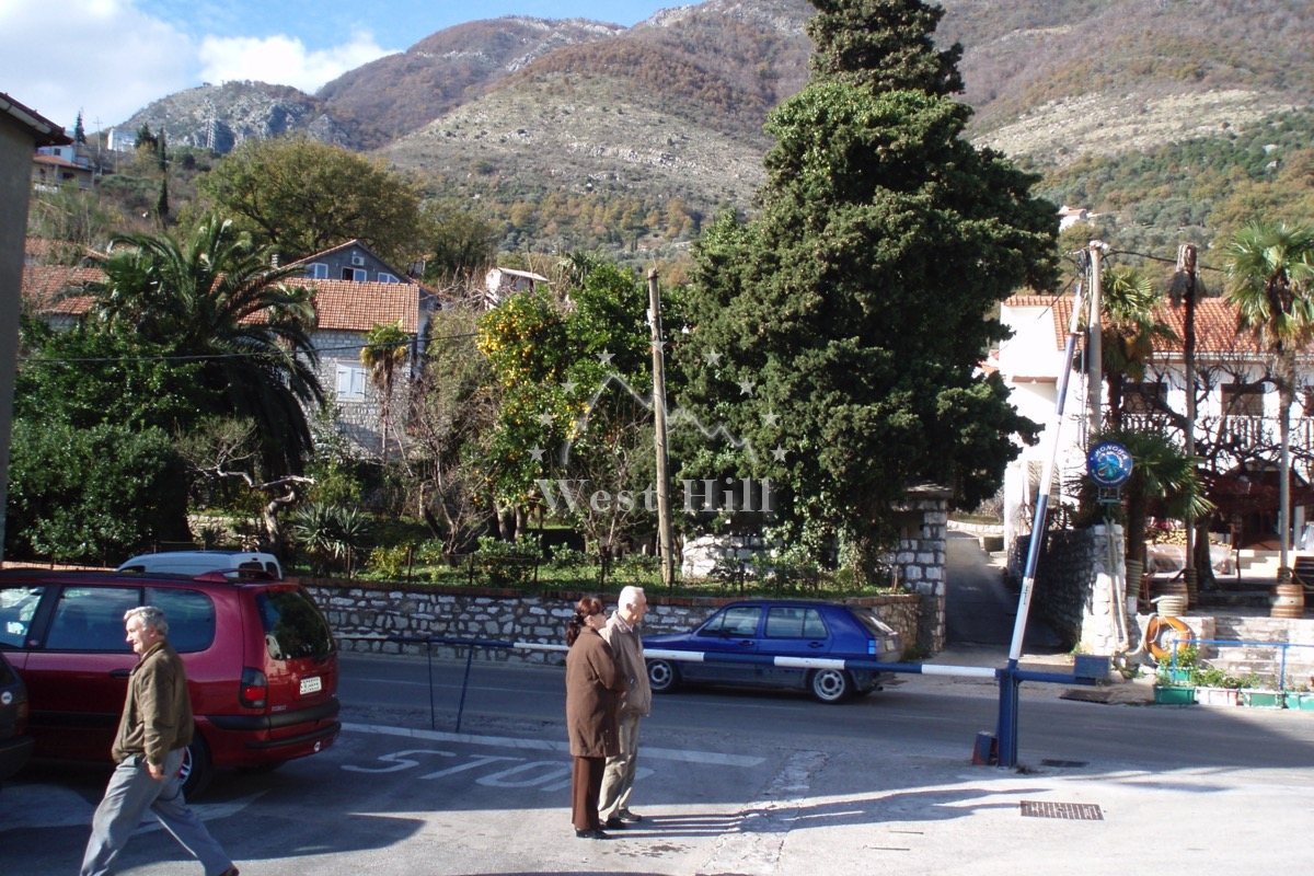 House for renovation near the sea in Boka Bay, Kamenari
