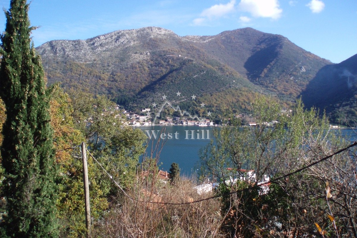 House for renovation near the sea in Boka Bay, Kamenari