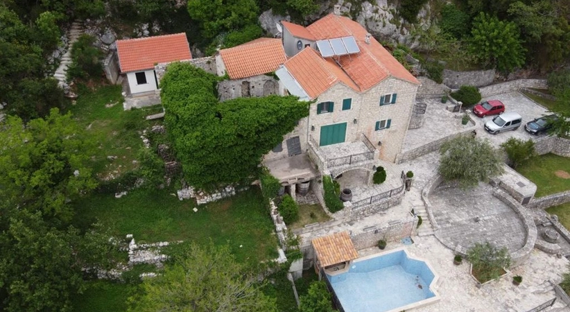 Iznajmljuje se kuća u Blizikućama, sa bazenom i panoramskim pogledom na more.