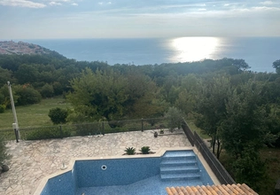Iznajmljuje se kuća u Blizikućama, sa bazenom i panoramskim pogledom na more.