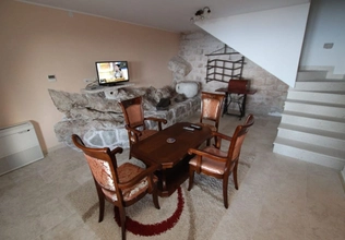 Iznajmljuje se kuća u Blizikućama, sa bazenom i panoramskim pogledom na more.