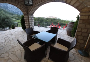 Iznajmljuje se kuća u Blizikućama, sa bazenom i panoramskim pogledom na more.