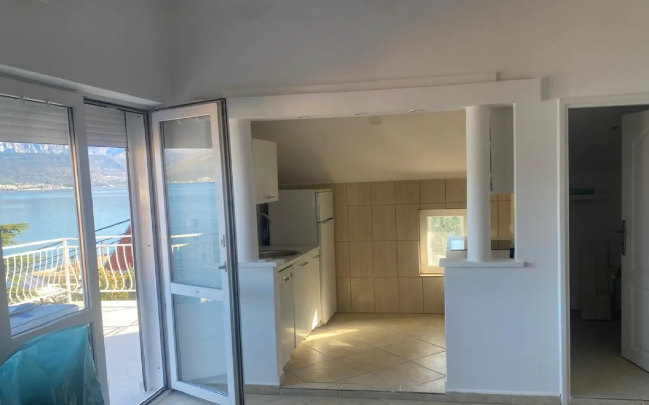Fully Renovated House 50m from Sea, Panoramic Bay Views, Krašići