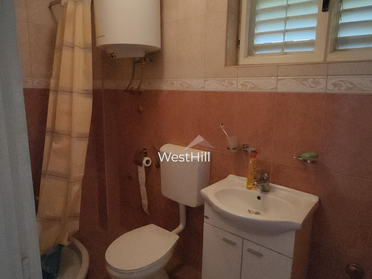 House in Topla – Two-Story Home, 5-Min Walk to the Sea