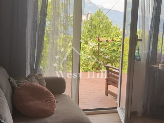 Haus mit modernem Innendesign in Zvinje