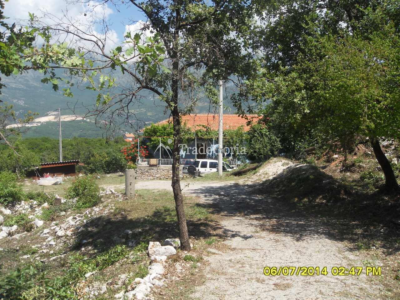 Kamena kuća sa velikom parcelom iznad Kotora
