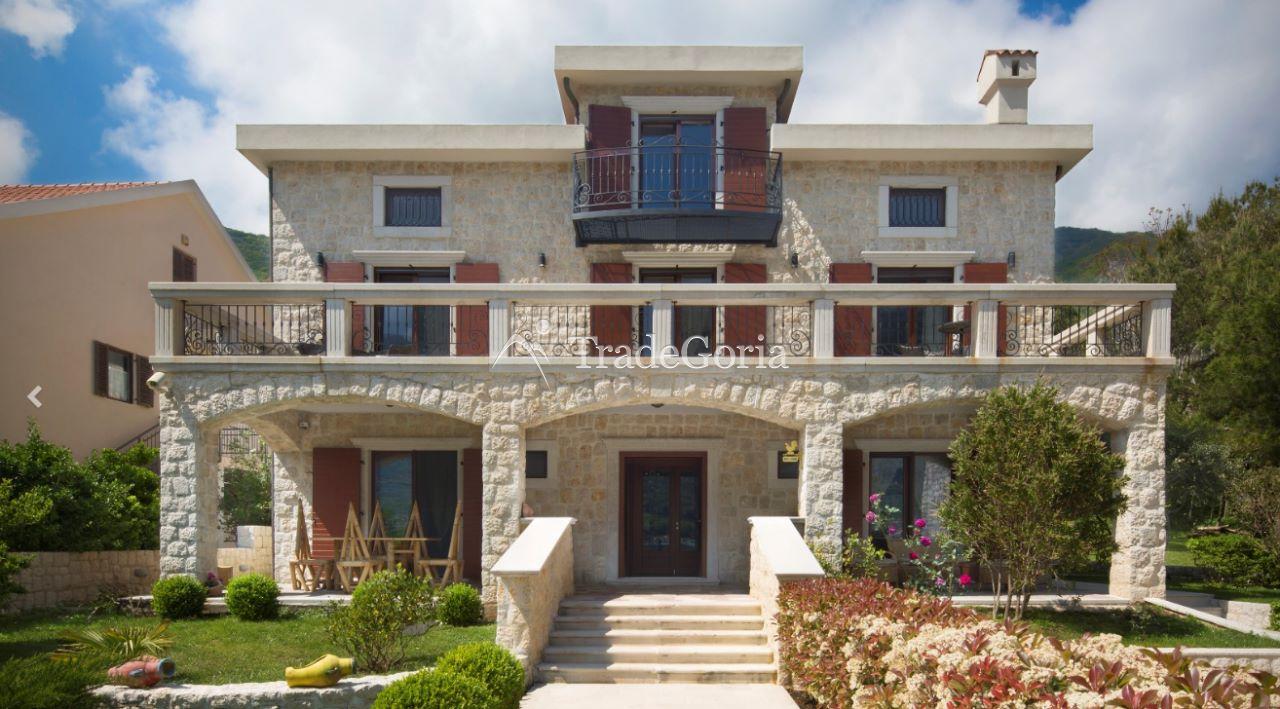 Kotor, Prcanj - authentische Villa mit Grundstück, in erster Reihe am Meer