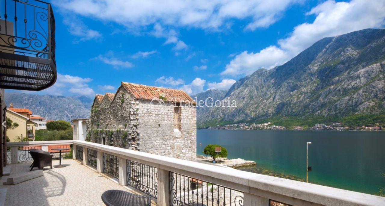 Kotor, Prcanj - authentische Villa mit Grundstück, in erster Reihe am Meer
