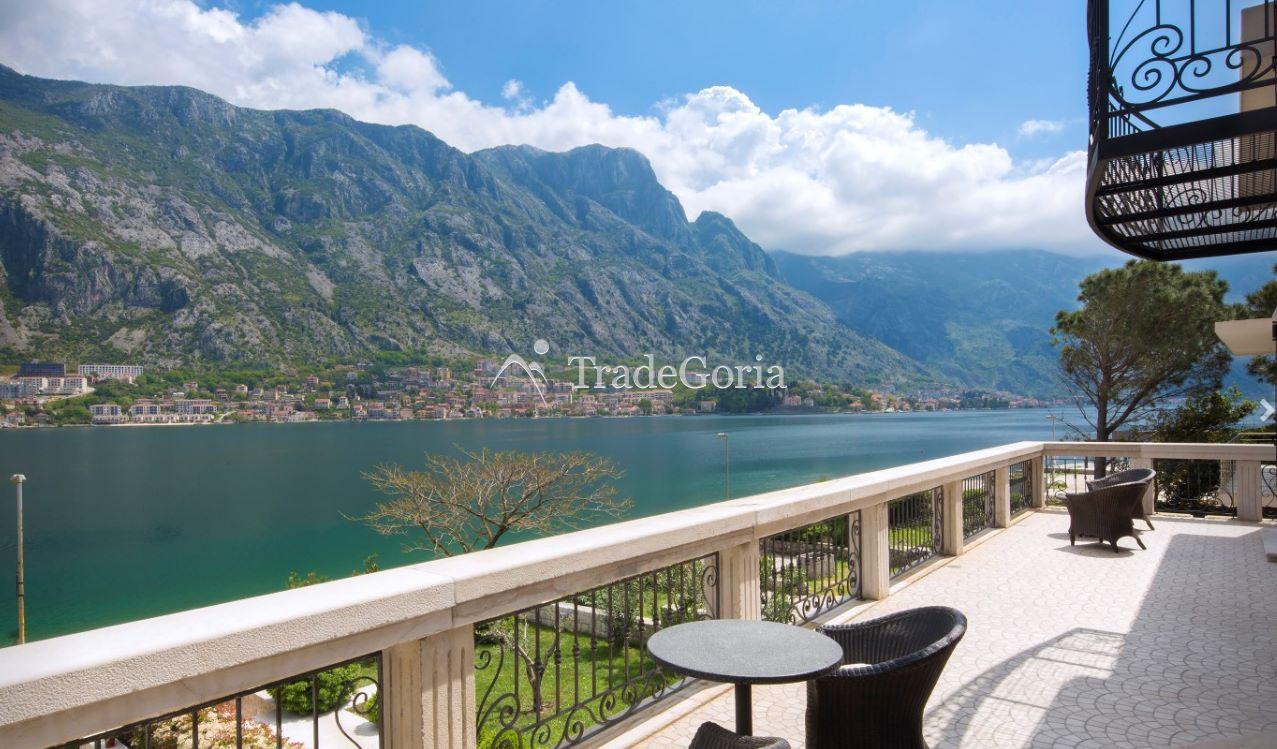 Kotor, Prcanj - authentische Villa mit Grundstück, in erster Reihe am Meer