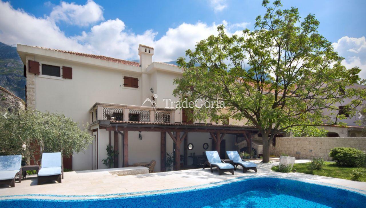 Kotor, Prcanj - authentische Villa mit Grundstück, in erster Reihe am Meer