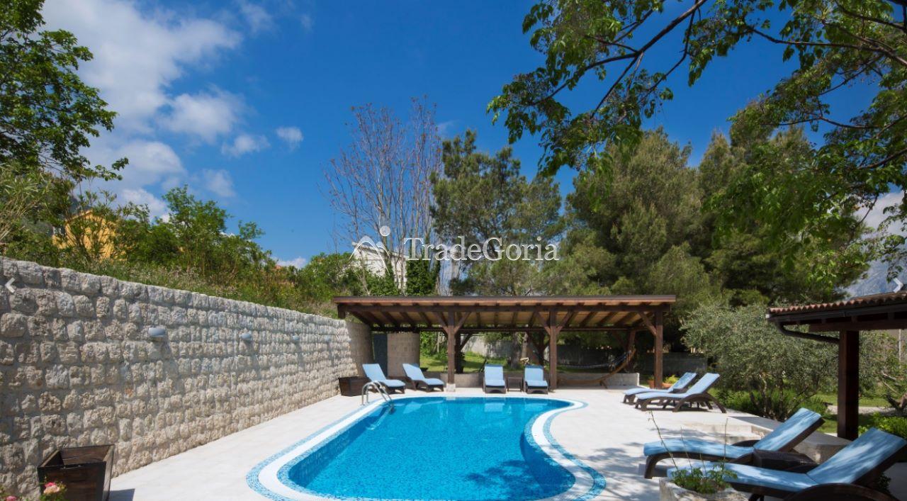 Kotor, Prcanj - authentische Villa mit Grundstück, in erster Reihe am Meer