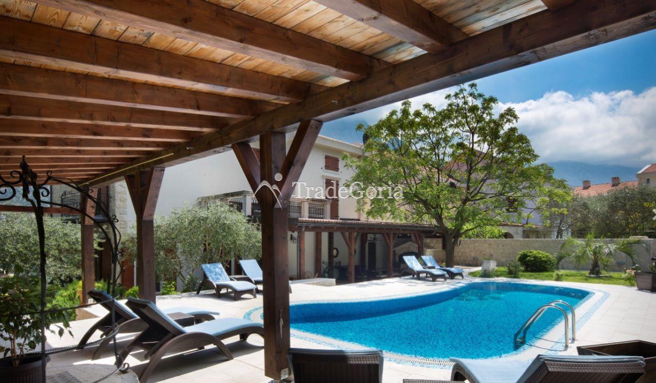 Kotor, Prcanj - authentische Villa mit Grundstück, in erster Reihe am Meer