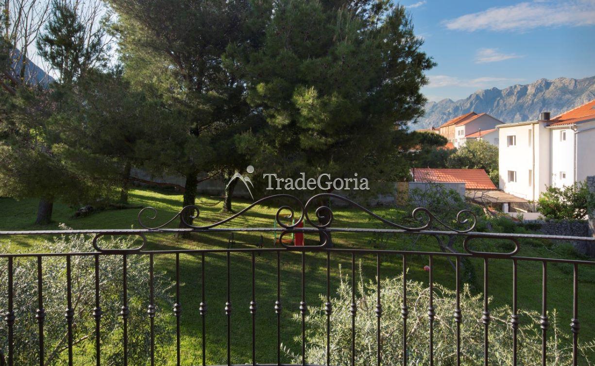 Kotor, Prcanj - authentische Villa mit Grundstück, in erster Reihe am Meer