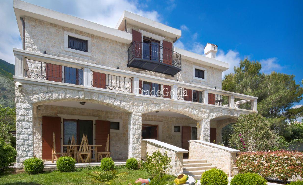 Kotor, Prcanj - authentische Villa mit Grundstück, in erster Reihe am Meer