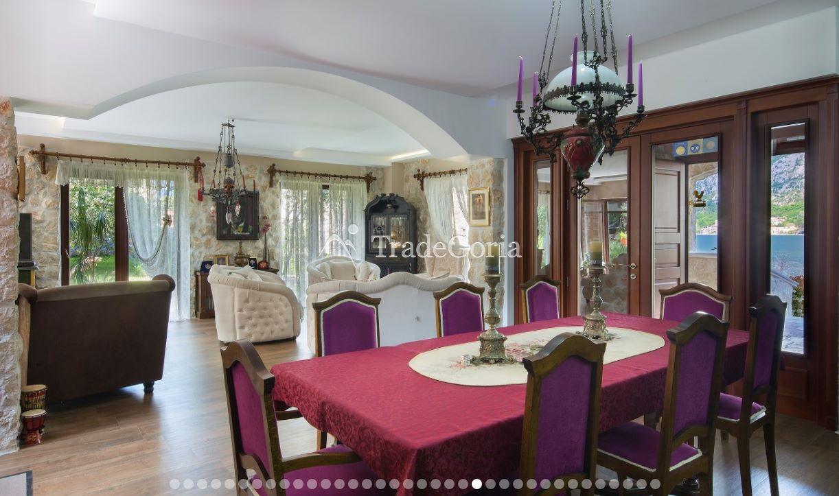 Kotor, Prcanj - authentische Villa mit Grundstück, in erster Reihe am Meer