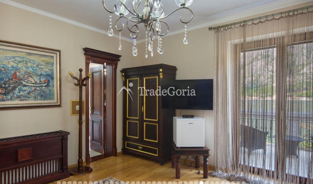 Kotor, Prcanj - authentische Villa mit Grundstück, in erster Reihe am Meer