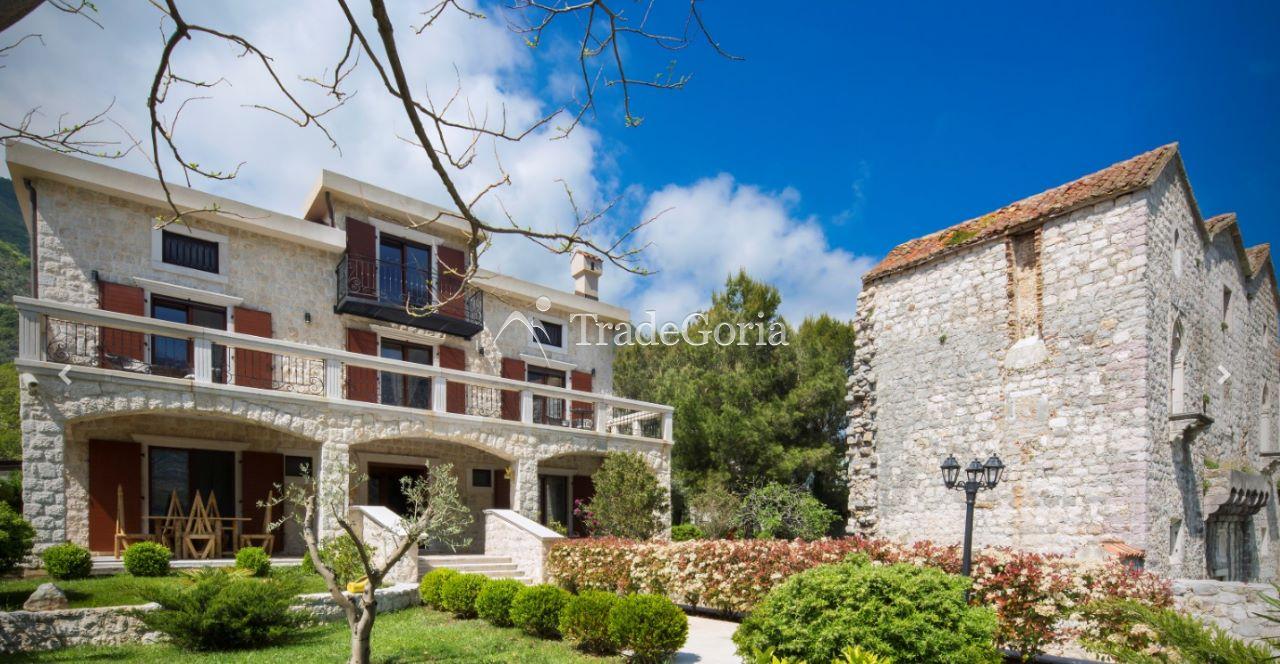Kotor, Prcanj - authentische Villa mit Grundstück, in erster Reihe am Meer