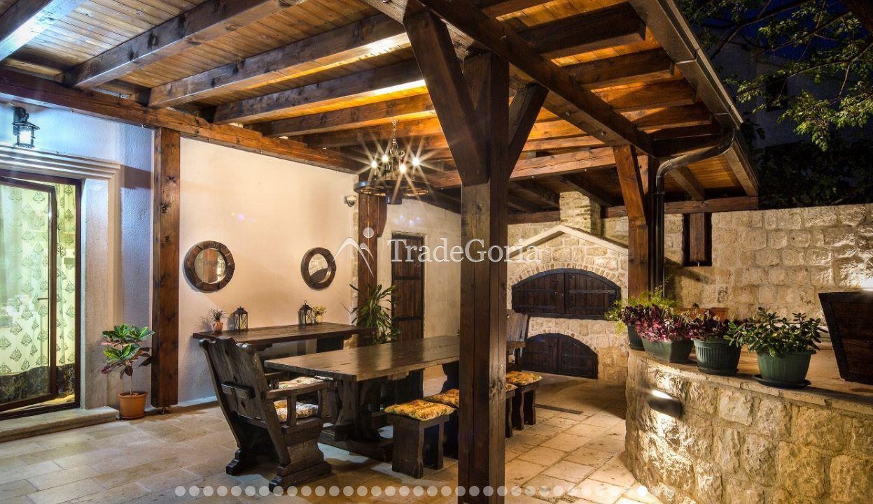 Kotor, Prcanj - authentische Villa mit Grundstück, in erster Reihe am Meer