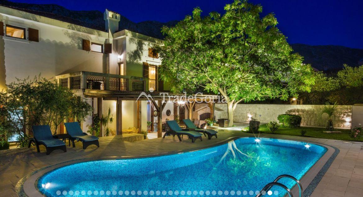 Kotor, Prcanj - authentische Villa mit Grundstück, in erster Reihe am Meer