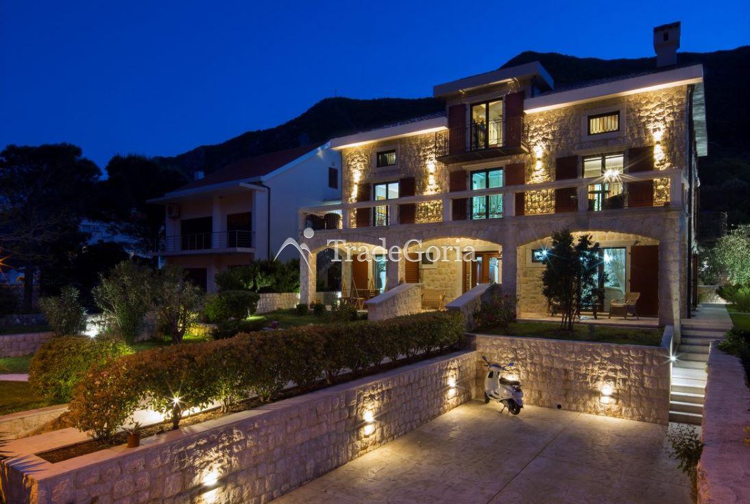 Kotor, Prcanj - authentische Villa mit Grundstück, in erster Reihe am Meer