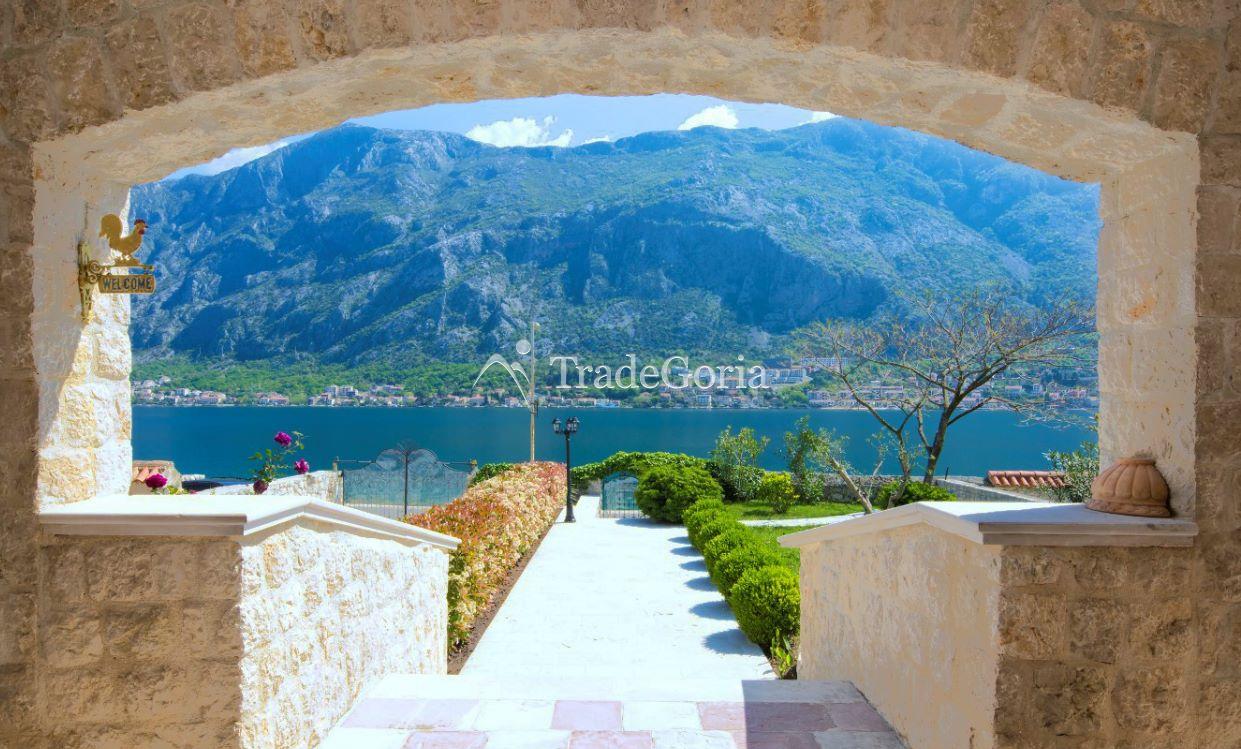 Kotor, Prcanj - authentische Villa mit Grundstück, in erster Reihe am Meer